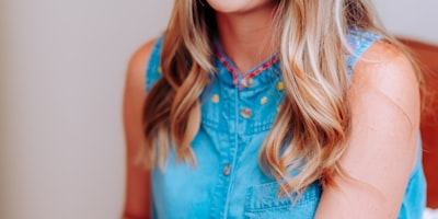 梅西在比赛中带球的特写照片